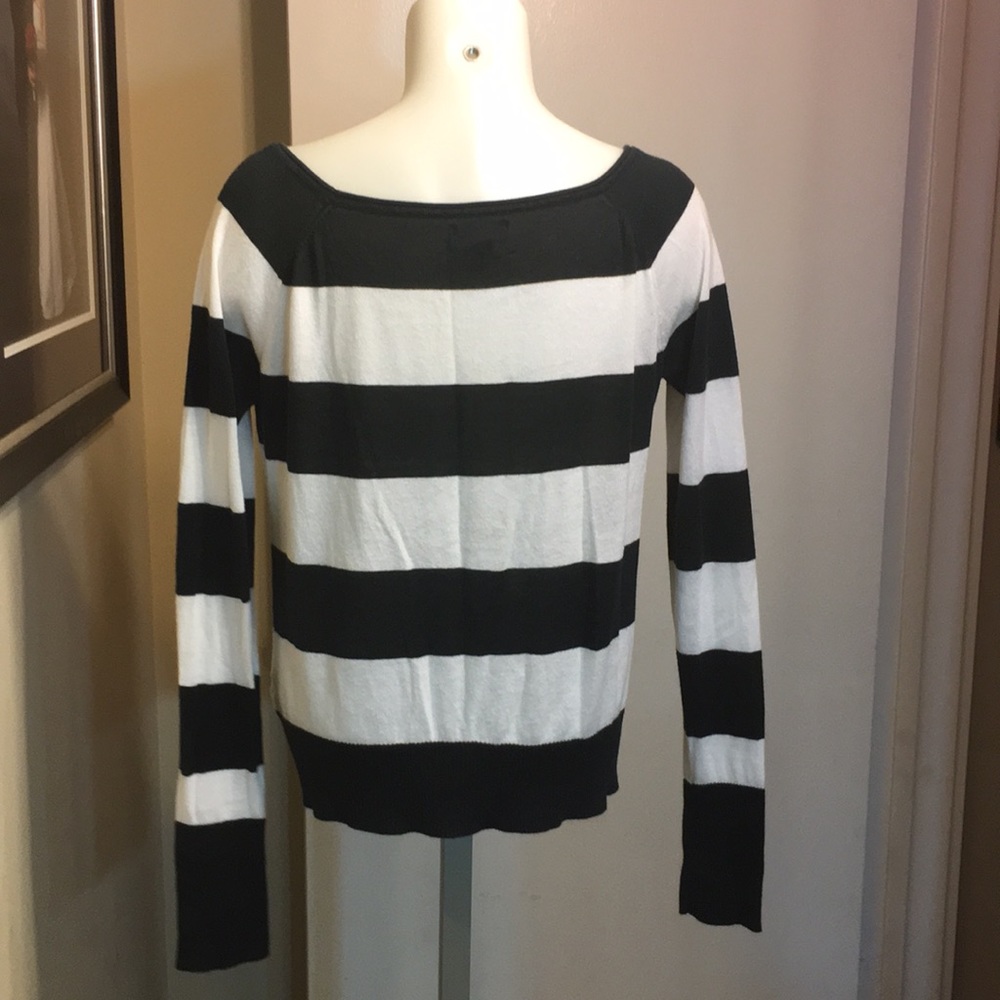 Like new sweater by Hurley - Picture 7 of 8